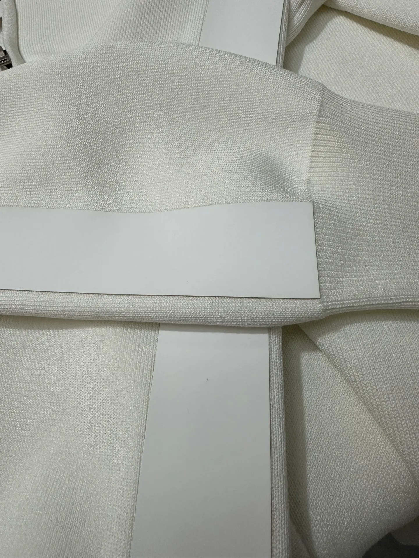 Acne Studios 26SS silicone embossed leather knitted cardigan on the back. Fabric: Made of viscose nylon blended yarn. It is recommended to wash by hand (this product is woven from wool and is not easy to machine wash). Custom hardware. Thread. Accessories. Matching pattern. Men and women. Same Style Color: Black White Size: S M L XL